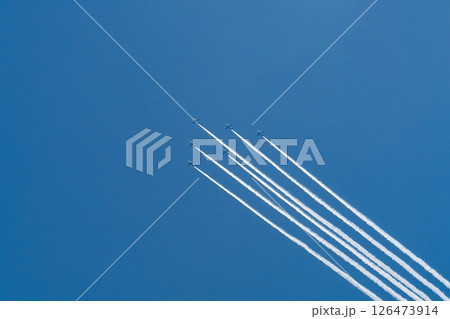 《香川県》坂出市上空を飛行するブルーインパルス 《香川県》坂出市上空を飛行するブルーインパルス 126473914