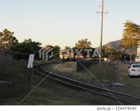 ノースストリートの踏切に差し掛かる保線車両Railgrinder　ロックハンプトン　オーストラリア 126474040