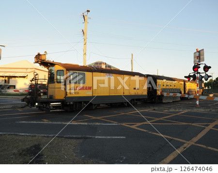 ノースストリートの踏切を通過中の保線車両Railgrinder　ロックハンプトン　オーストラリア 126474046