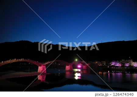 岩国の錦帯橋のライトアップされた妖艶な風景 126474340
