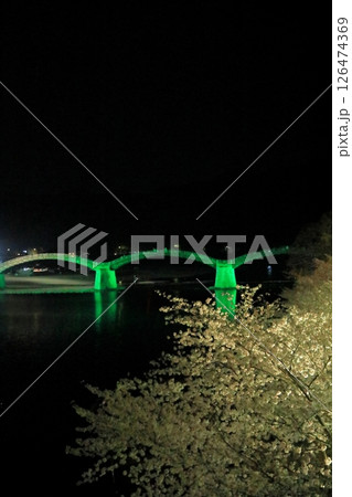 夜桜に彩られたライトアップされた岩国の錦帯橋の風景 126474369