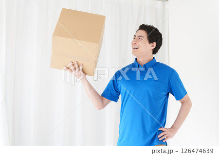ダンボールを持つ引越し業者 ダンボールを持つ引越し業者 126474639