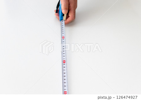 巻尺で家具の寸法を測る 126474927