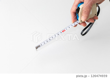 巻尺を手に持つ 126474939