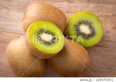 テーブルの上のキウイフルーツ 126475051