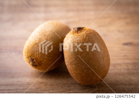 テーブルの上のキウイフルーツ 126475542