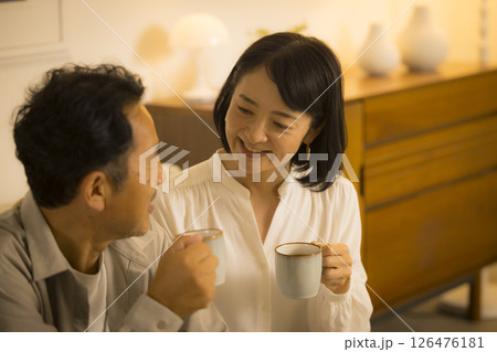 夜のリビングのミドル夫婦 夜のリビングのミドル夫婦 126476181