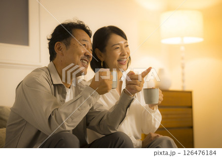 夜のリビングのミドル夫婦　 126476184