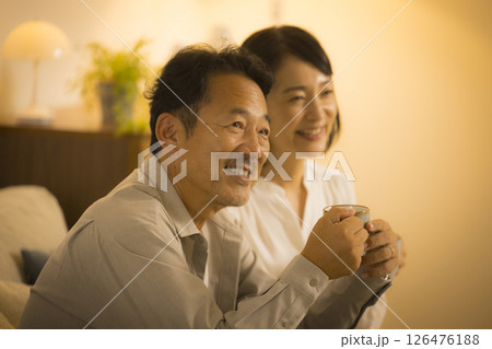 夜のリビングのミドル夫婦　 126476188