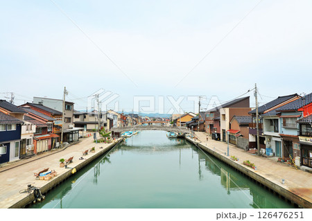 富山県　新湊内川の風景 126476251
