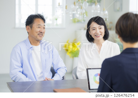 ミーティングをするミドル夫婦 ミーティングをするミドル夫婦 126476254