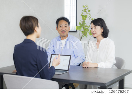 ミーティングをするミドル夫婦 126476267