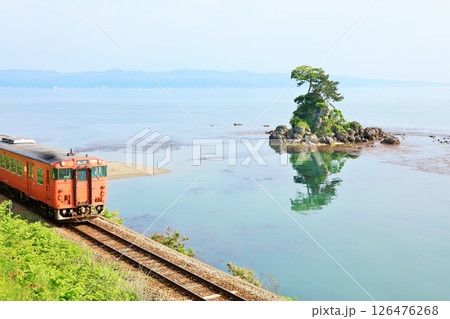 富山県　雨晴海岸からの氷見線と女岩 126476268
