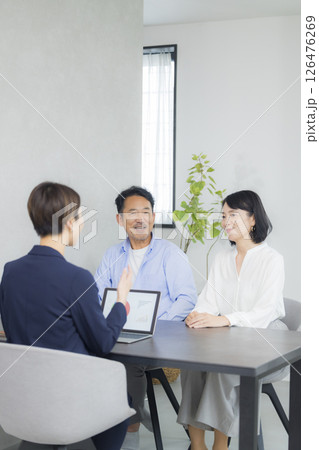 ミーティングをするミドル夫婦 126476269