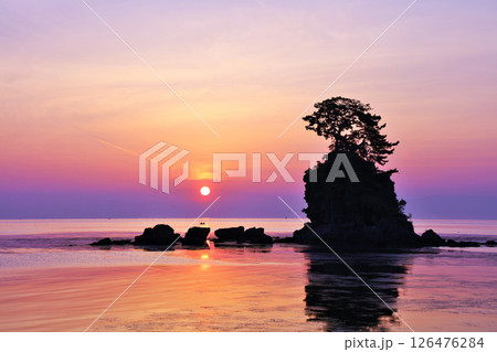 富山県 夜明けの太陽と雨晴海岸 富山県 夜明けの太陽と雨晴海岸 126476284