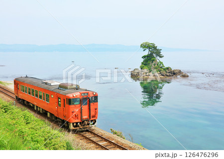 富山県　雨晴海岸からの氷見線と女岩 126476296