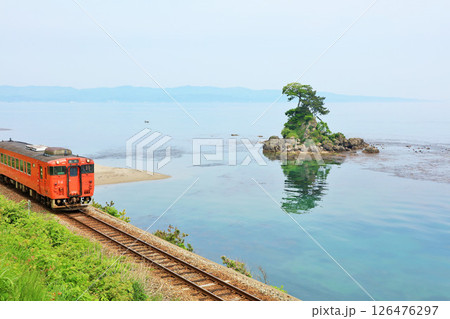 富山県 雨晴海岸からの氷見線と女岩 富山県 雨晴海岸からの氷見線と女岩 126476297