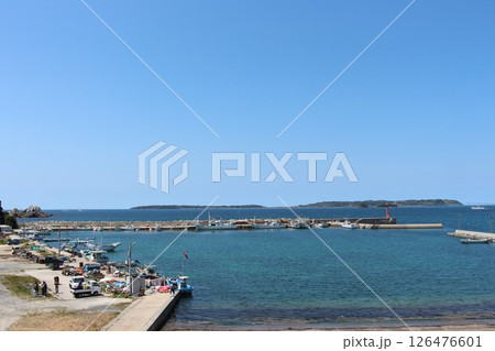 青い海と漁港の風景 / Fishing Port and Blue Sea View 126476601