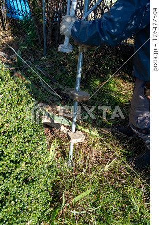 庭師のアルミ三脚の補助脚 126477304