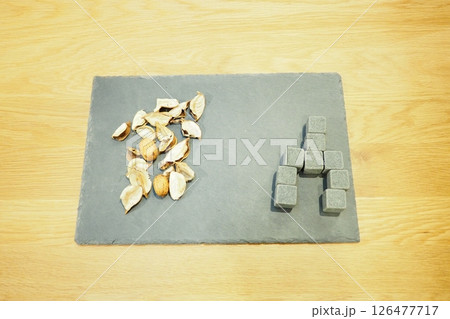 スレートプレートに描かれたオブジェ スレートプレートに描かれたオブジェ 126477717