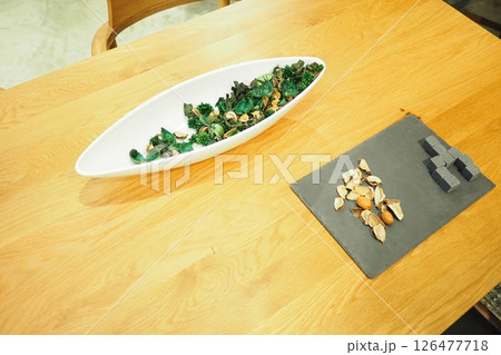 テーブルを飾るナチュラルなアクセント 126477718