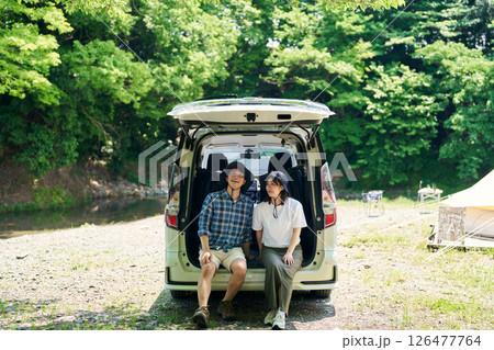 キャンプ場で車でくつろぐ男女 126477764
