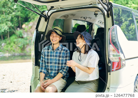 キャンプ場で車でくつろぐ男女 126477768