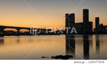 夕暮れ時の香椎海岸　マジックアワー後 126477816