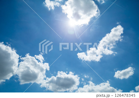 太陽と輝く雲 126478345