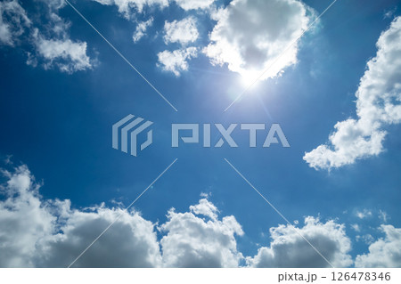 太陽と輝く雲 126478346