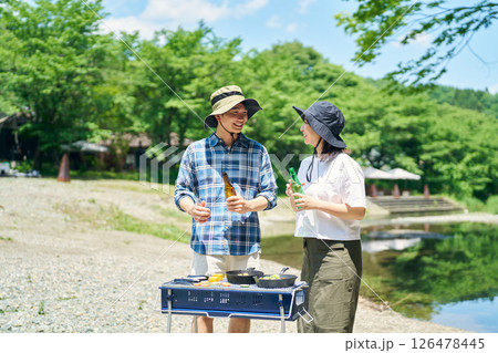 バーベキューを楽しむ男女 バーベキューを楽しむ男女 126478445