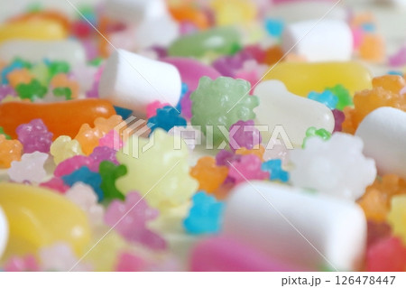 カラフルなお菓子 126478447