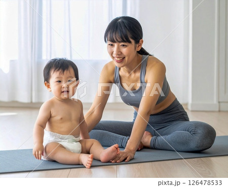 ヨガをしている母親と赤ちゃん ヨガをしている母親と赤ちゃん 126478533