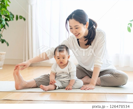 ヨガをしている母親と赤ちゃん ヨガをしている母親と赤ちゃん 126478534