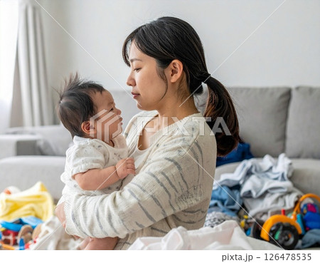 赤ちゃんを寝かしつける母親 赤ちゃんを寝かしつける母親 126478535