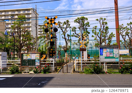都電荒川線の小さな踏切周辺の風景 都電荒川線の小さな踏切周辺の風景 126478971