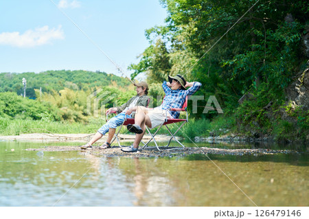 川で涼む男性2人 126479146