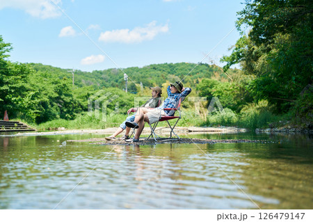 川で涼む男性2人 川で涼む男性2人 126479147