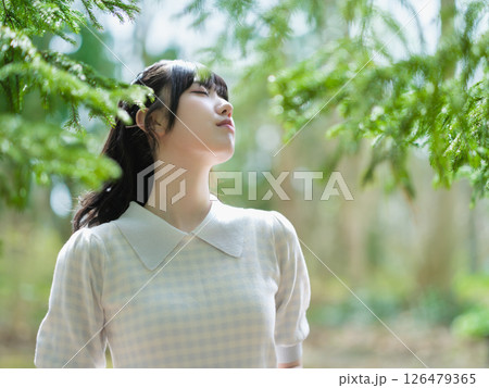針葉樹の森で安らぐ若い日本人女性 126479365