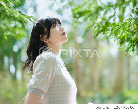 針葉樹の森で安らぐ若い日本人女性 針葉樹の森で安らぐ若い日本人女性 126479366