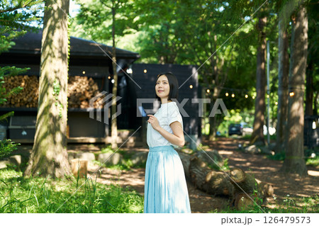 高原リゾートで寛ぐ女性 126479573