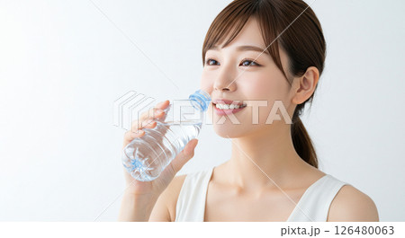 熱中症対策で水を飲む若い女性 126480063