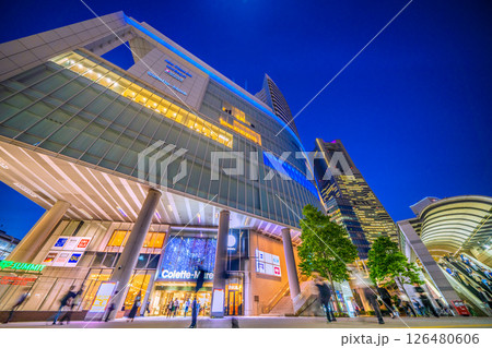 日本の東京都市景観 桜木町駅前の横浜ランドマークタワーやヒューリックみなとみらいなどを望む 126480606