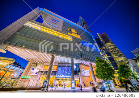 日本の東京都市景観 桜木町駅前の横浜ランドマークタワーやヒューリックみなとみらいなどを望む 126480608