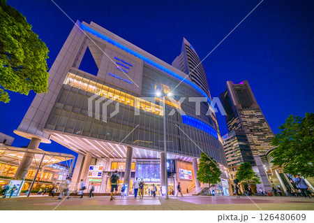 日本の東京都市景観 桜木町駅前の横浜ランドマークタワーやヒューリックみなとみらいなどを望む 126480609