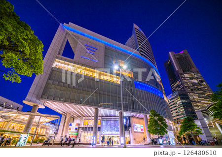 日本の東京都市景観 桜木町駅前の横浜ランドマークタワーやヒューリックみなとみらいなどを望む 126480610