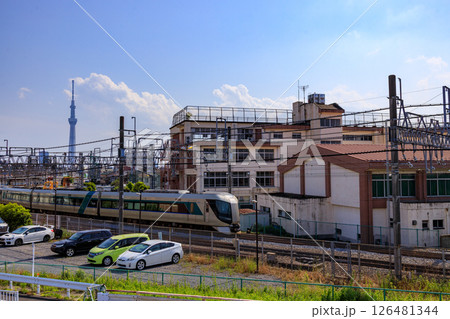 墨田区の都市部を疾走する東武特急リバティ 126481344