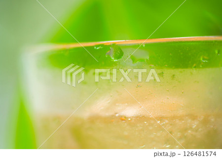 緑の背景のあるグラス 126481574