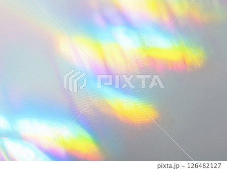 虹色の光が差し込む　乱反射して散らばる 126482127