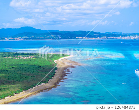 竹富島・アイヤル浜(沖縄県竹富町)※遠方は石垣島 竹富島・アイヤル浜(沖縄県竹富町)※遠方は石垣島 126484873